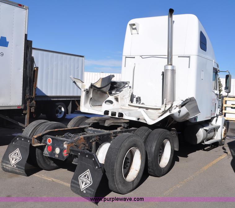 image for item C3319 2002 Freightliner Columbia CL120 semi truck
