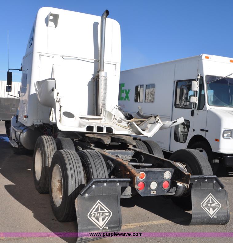 image for item C3319 2002 Freightliner Columbia CL120 semi truck