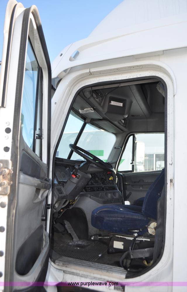 image for item C3319 2002 Freightliner Columbia CL120 semi truck