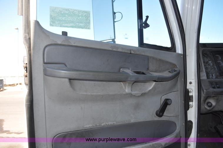 image for item C3319 2002 Freightliner Columbia CL120 semi truck