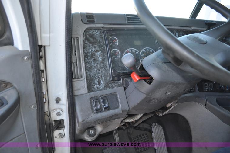 image for item C3319 2002 Freightliner Columbia CL120 semi truck
