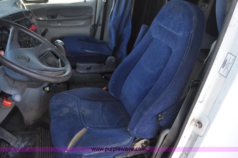 image for item C3319 2002 Freightliner Columbia CL120 semi truck