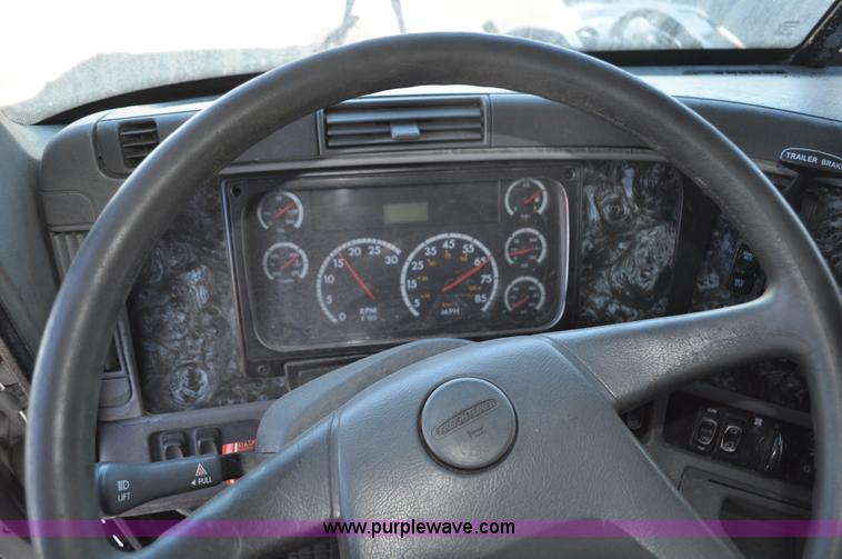 image for item C3319 2002 Freightliner Columbia CL120 semi truck