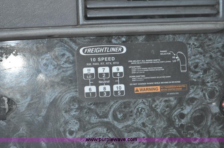 image for item C3319 2002 Freightliner Columbia CL120 semi truck