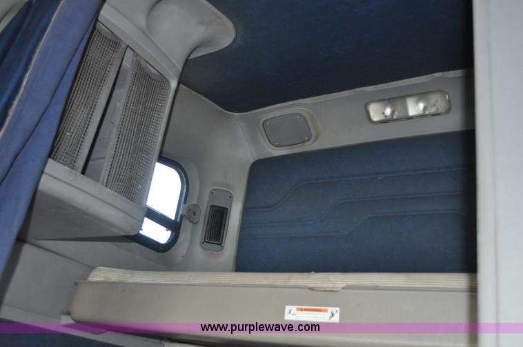 image for item C3319 2002 Freightliner Columbia CL120 semi truck