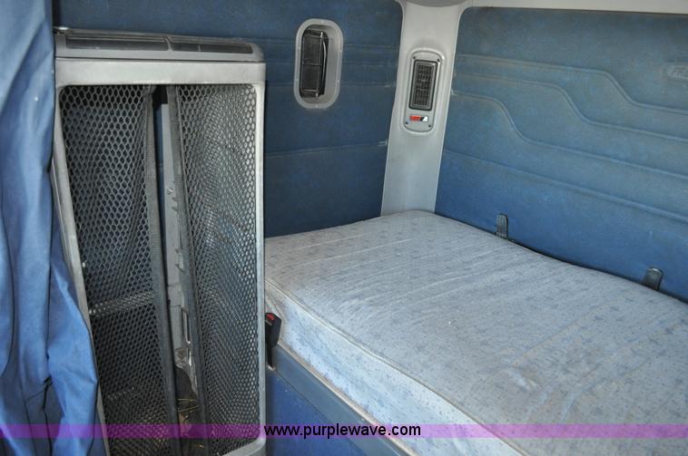 image for item C3319 2002 Freightliner Columbia CL120 semi truck