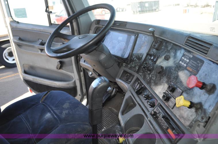 image for item C3319 2002 Freightliner Columbia CL120 semi truck