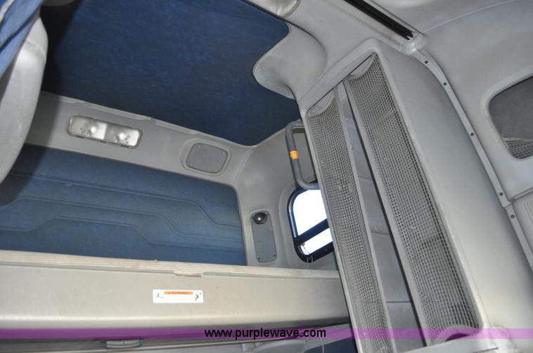 image for item C3319 2002 Freightliner Columbia CL120 semi truck