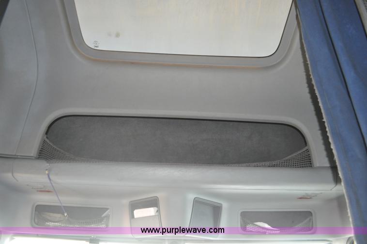 image for item C3319 2002 Freightliner Columbia CL120 semi truck