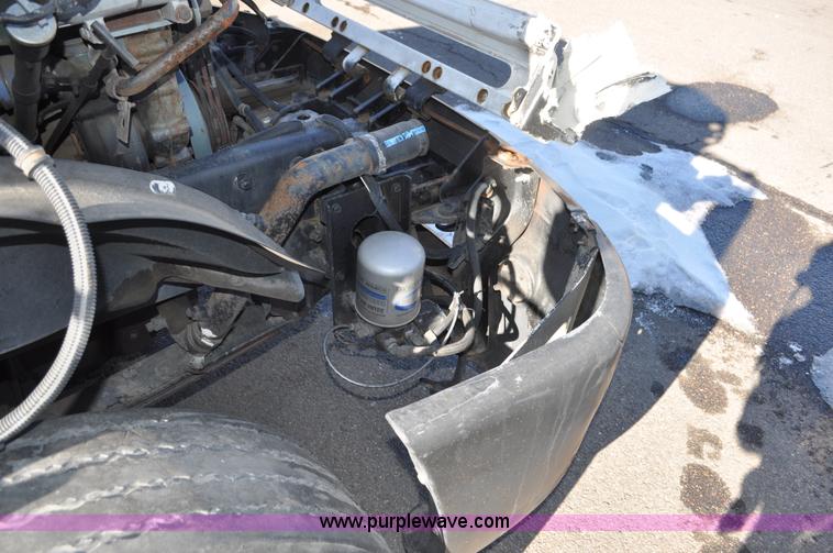 image for item C3319 2002 Freightliner Columbia CL120 semi truck