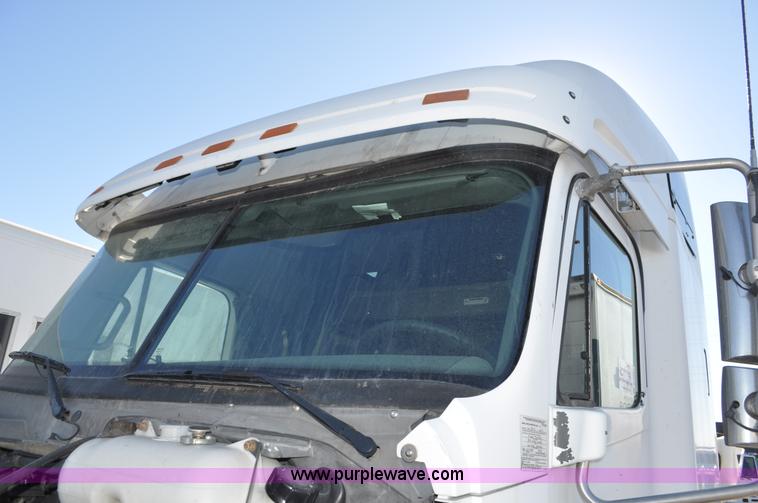 image for item C3319 2002 Freightliner Columbia CL120 semi truck