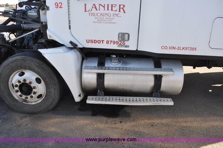 image for item C3319 2002 Freightliner Columbia CL120 semi truck