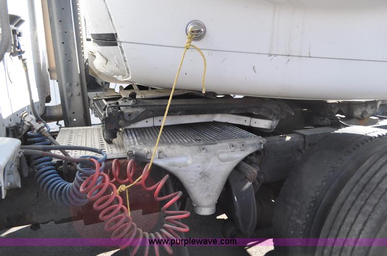 image for item C3319 2002 Freightliner Columbia CL120 semi truck