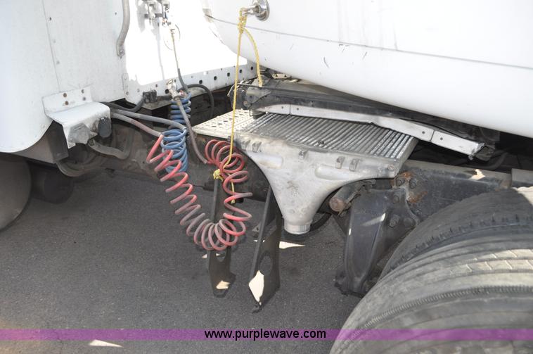 image for item C3319 2002 Freightliner Columbia CL120 semi truck