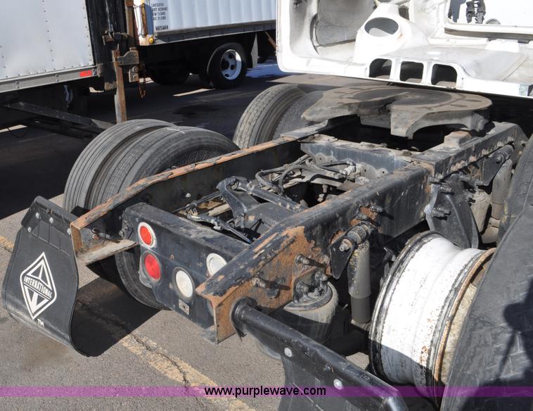 image for item C3319 2002 Freightliner Columbia CL120 semi truck