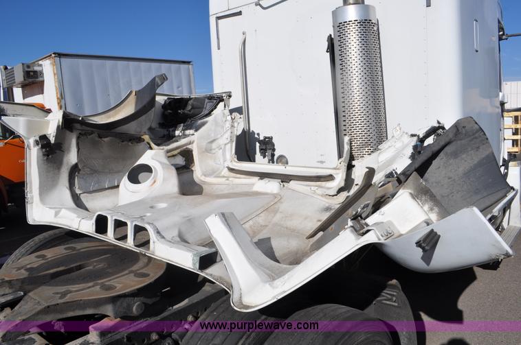 image for item C3319 2002 Freightliner Columbia CL120 semi truck