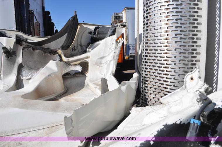 image for item C3319 2002 Freightliner Columbia CL120 semi truck