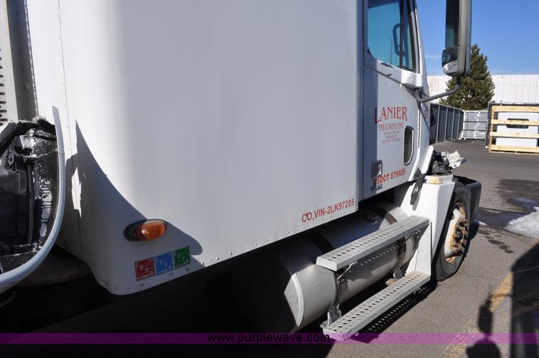 image for item C3319 2002 Freightliner Columbia CL120 semi truck