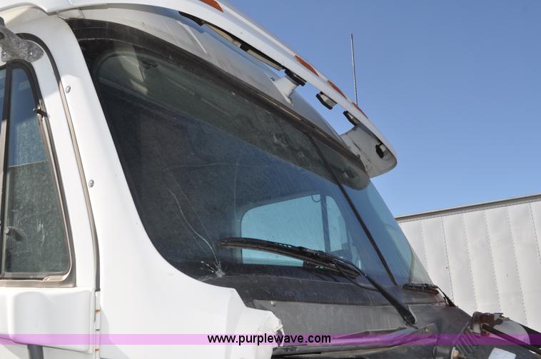 image for item C3319 2002 Freightliner Columbia CL120 semi truck