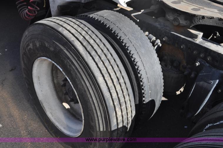 image for item C3319 2002 Freightliner Columbia CL120 semi truck