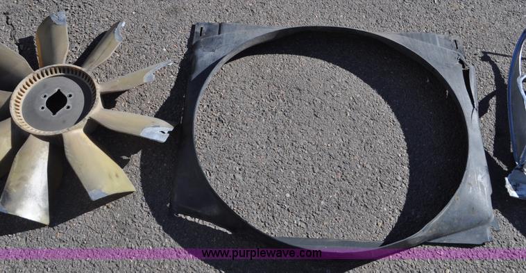 image for item C3319 2002 Freightliner Columbia CL120 semi truck