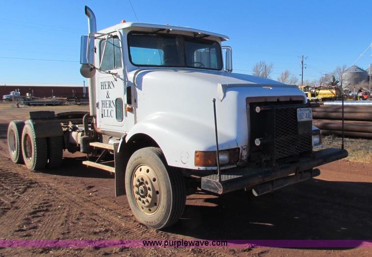 image for item E8300 1990 International 940 semi truck