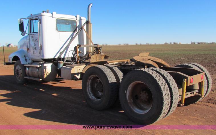 image for item E8300 1990 International 940 semi truck