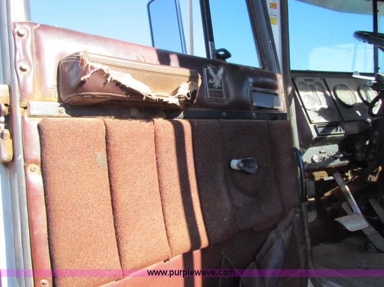 image for item E8300 1990 International 940 semi truck