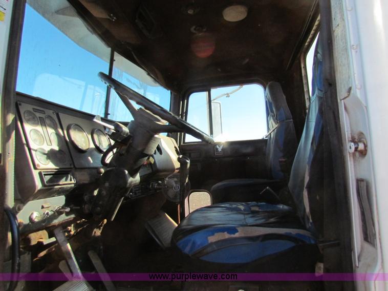 image for item E8300 1990 International 940 semi truck