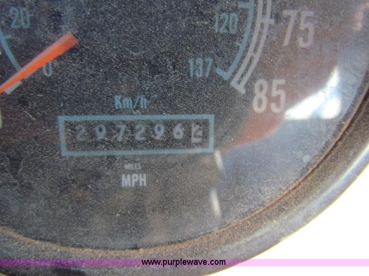 image for item E8300 1990 International 940 semi truck