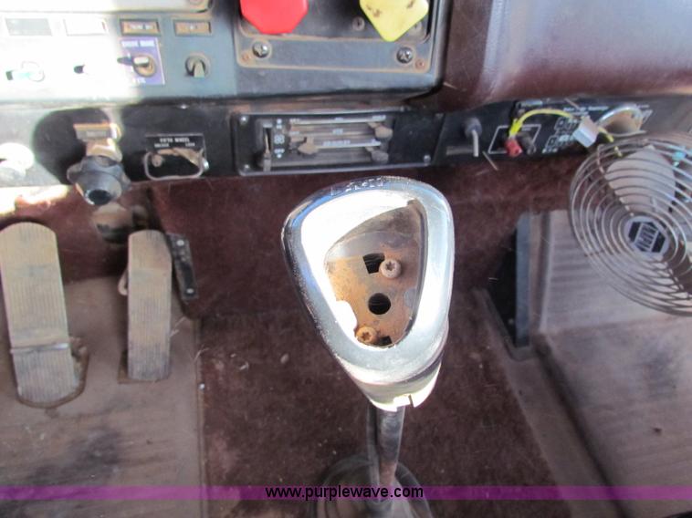 image for item E8300 1990 International 940 semi truck