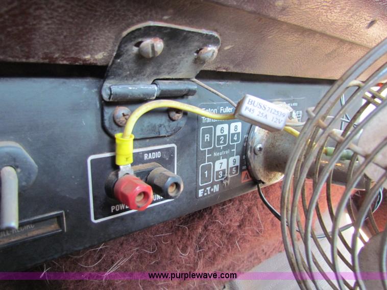 image for item E8300 1990 International 940 semi truck