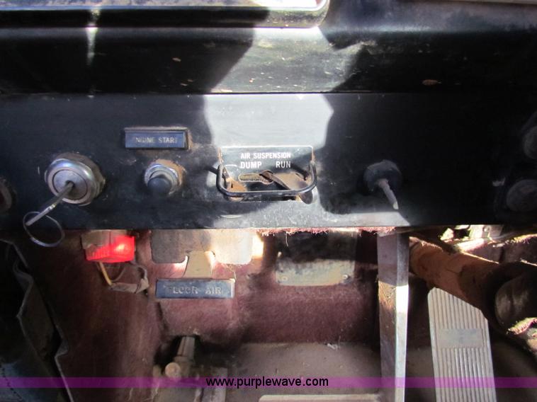 image for item E8300 1990 International 940 semi truck