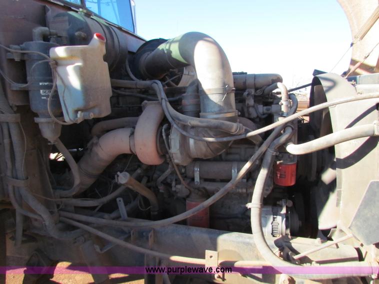 image for item E8300 1990 International 940 semi truck