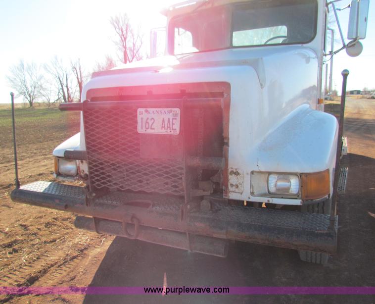 image for item E8300 1990 International 940 semi truck