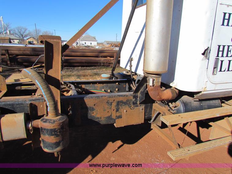 image for item E8300 1990 International 940 semi truck