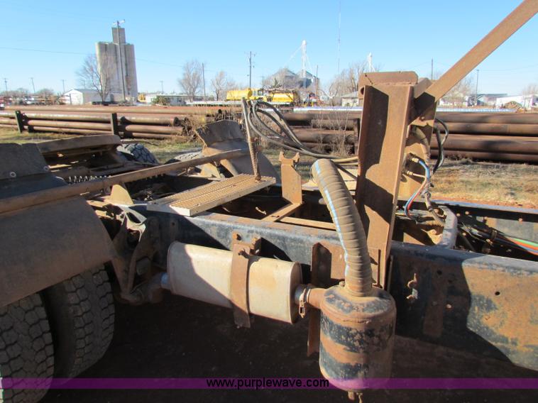 image for item E8300 1990 International 940 semi truck