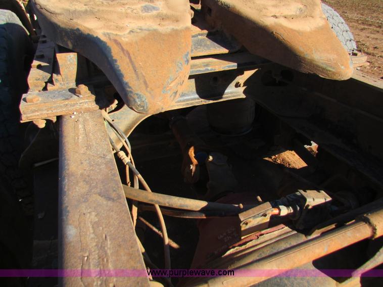 image for item E8300 1990 International 940 semi truck