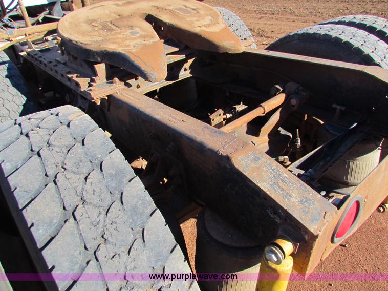 image for item E8300 1990 International 940 semi truck