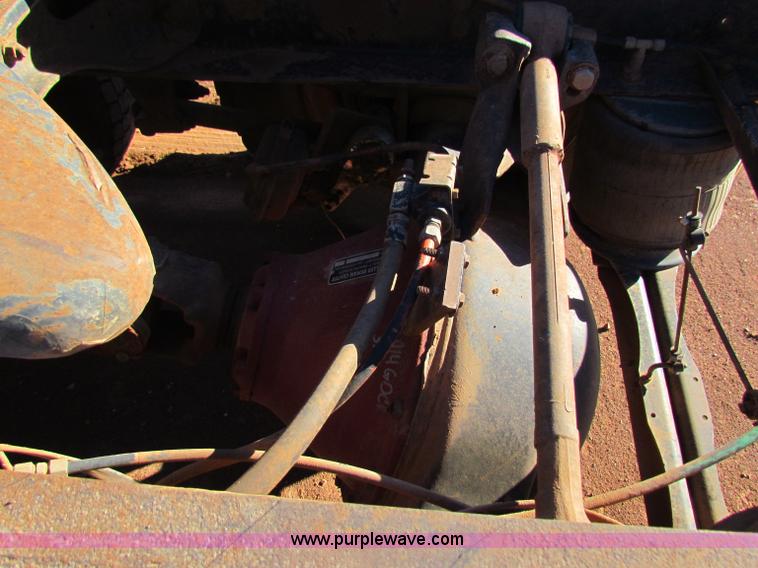 image for item E8300 1990 International 940 semi truck