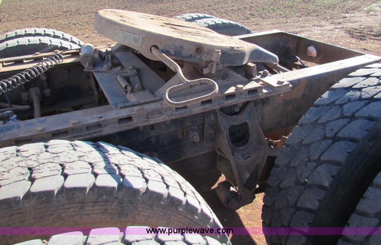 image for item E8300 1990 International 940 semi truck