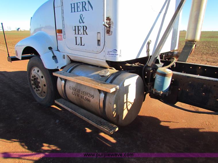 image for item E8300 1990 International 940 semi truck