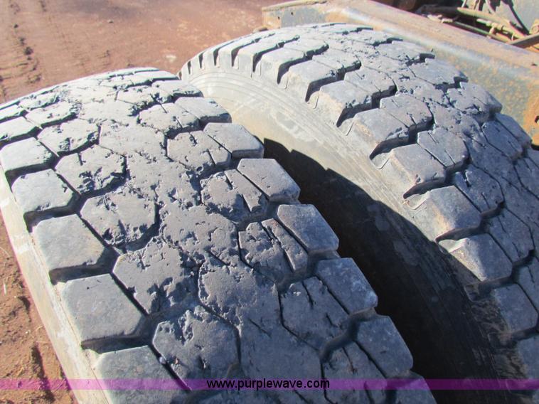 image for item E8300 1990 International 940 semi truck