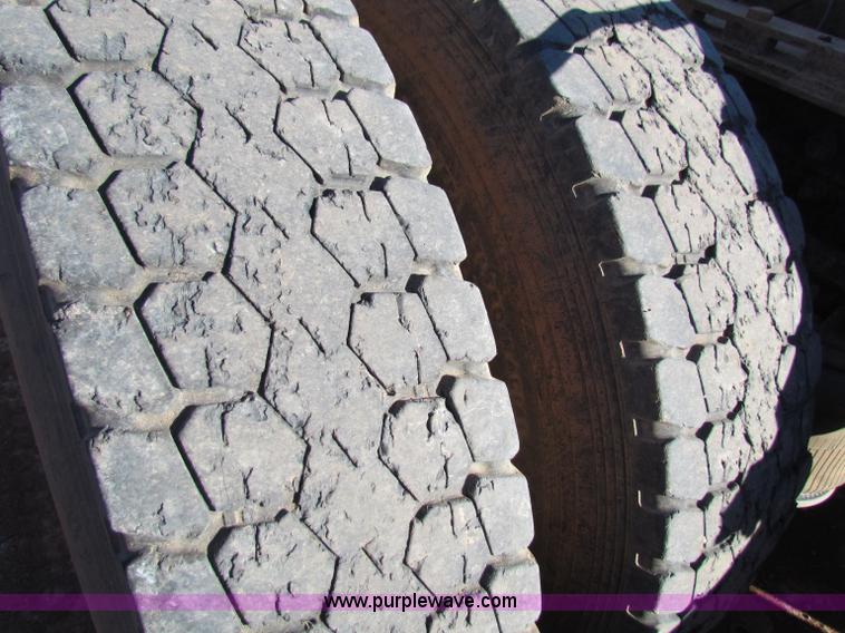 image for item E8300 1990 International 940 semi truck