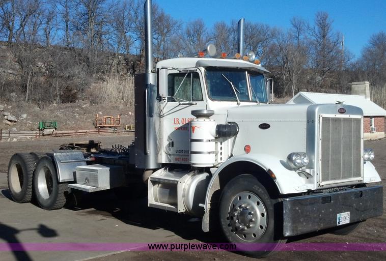 image for item E8352 1981 Peterbilt semi truck