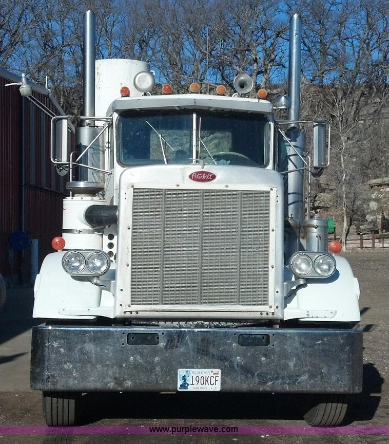 image for item E8352 1981 Peterbilt semi truck