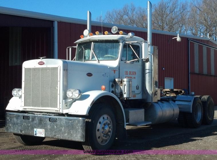image for item E8352 1981 Peterbilt semi truck