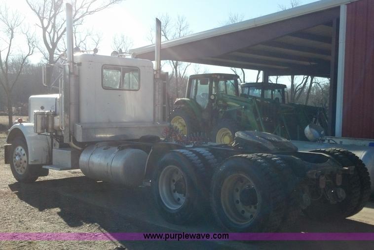 image for item E8352 1981 Peterbilt semi truck
