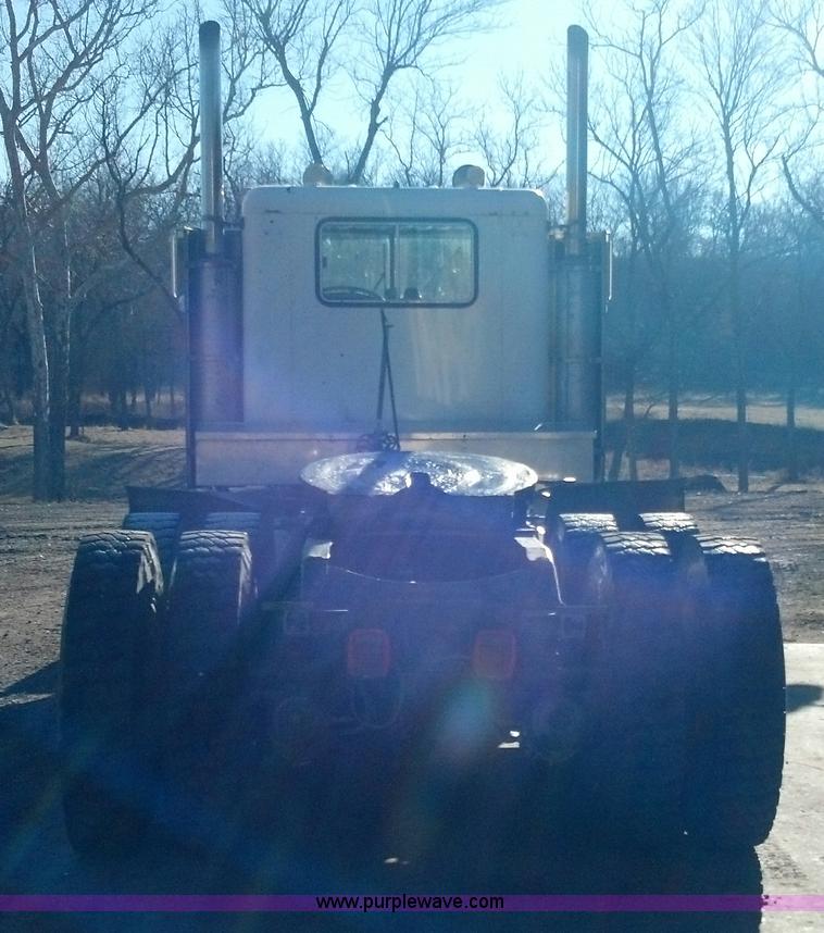 image for item E8352 1981 Peterbilt semi truck