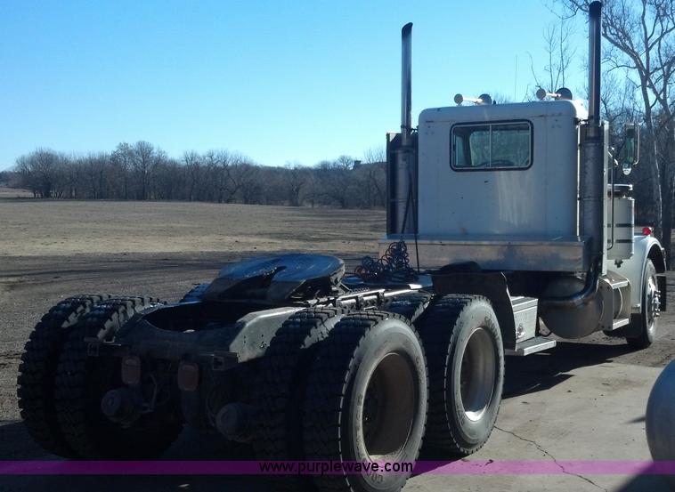image for item E8352 1981 Peterbilt semi truck